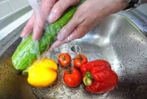 mytí zeleniny, aby se zabránilo napadení parazity