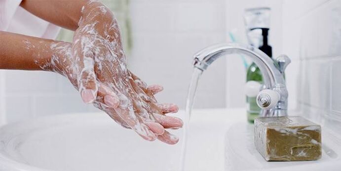 mytí rukou mýdlem, aby se zabránilo červům