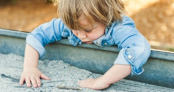 dítě si hraje na pískovišti a nakazí se červy
